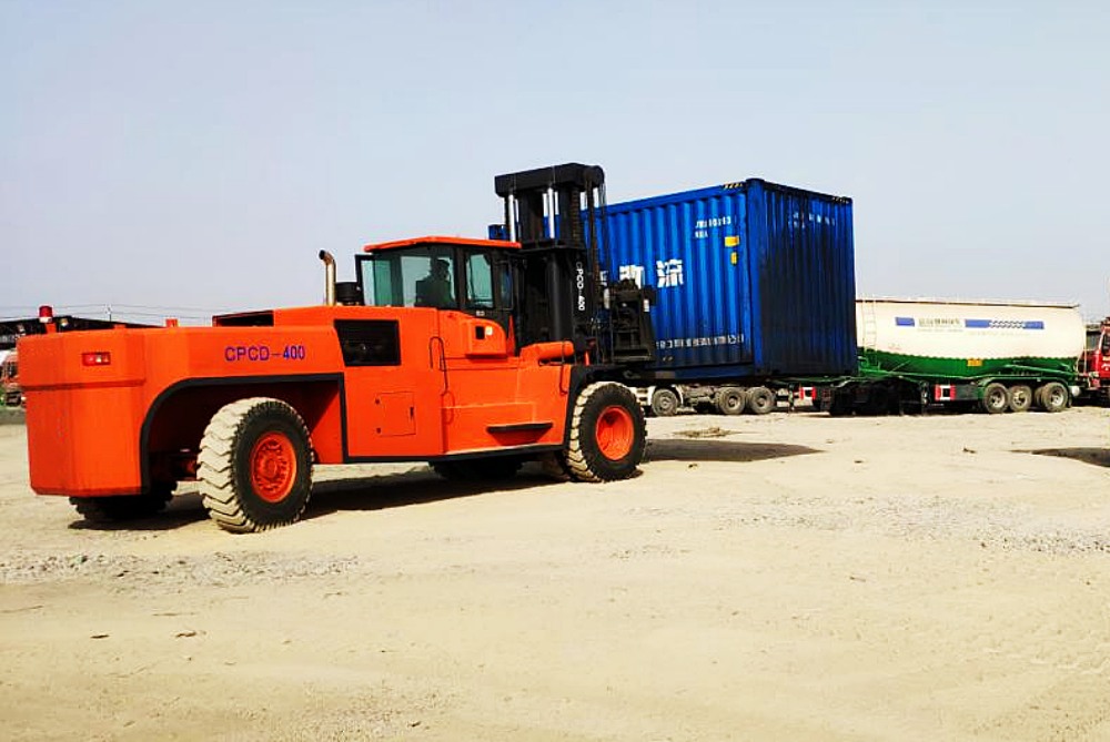 NEOlift heavy duty diesel counterbalance forklifts in port