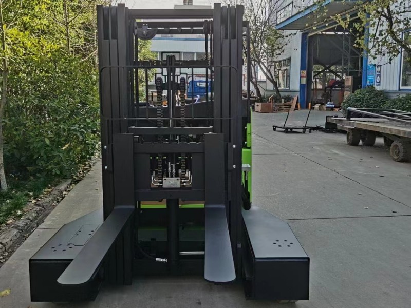 NEOforklift 1 unité de chariot élévateur à 4 directions sera livrée au client.