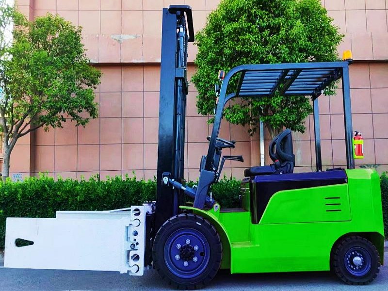 1 unité de chariot élévateur à batterie au lithium NEOforklift avec pince sera bientôt envoyée au client.