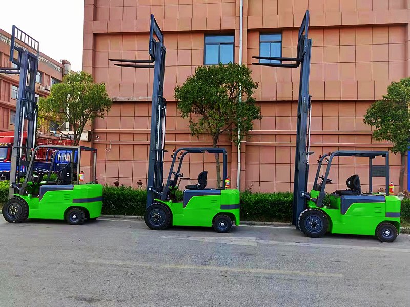 3 unités de chariots élévateurs électriques seront livrées.