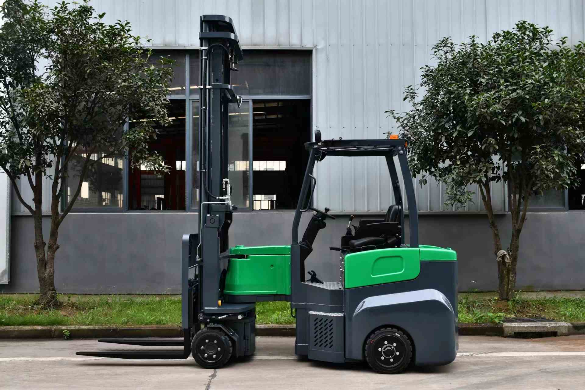 Electric articulated forklift 