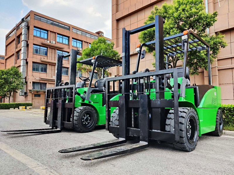 2 unités de chariots élévateurs électriques de 5 tonnes seront bientôt envoyées aux clients